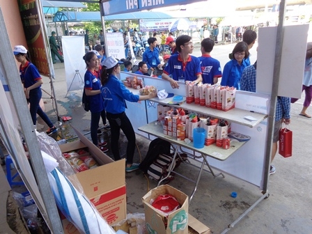 Không khí tình nguyện rộn ràng tại bến xe ảnh 1